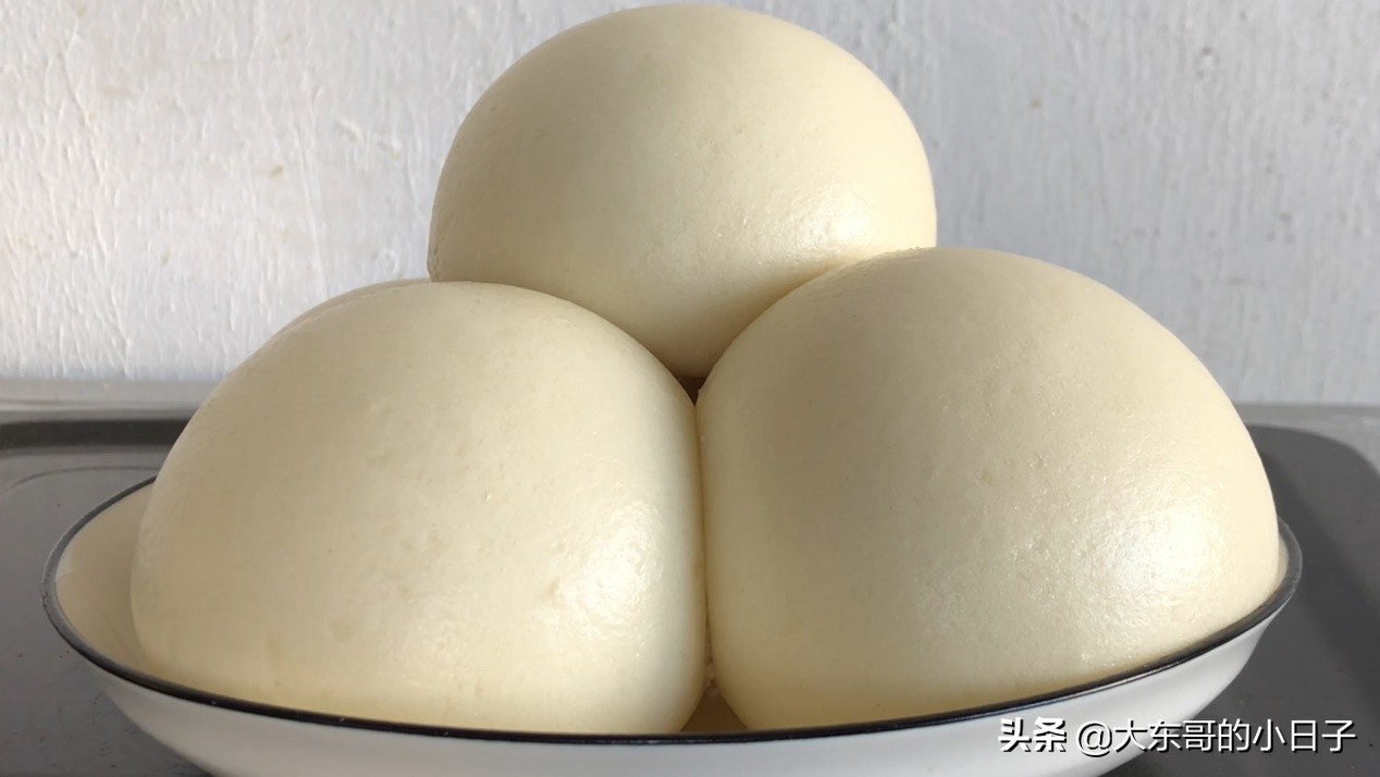 冬天蒸馒头,只加酵母粉还不行,教你发面快全是蜂窝的小妙招