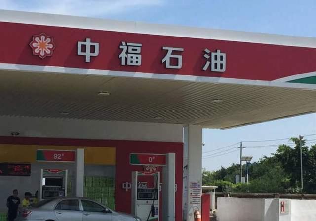 加油站免费洗车是不是真的免费,为何私营油价低还能免费洗车