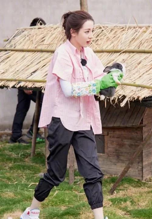 热巴穿白色裤子,热巴穿黑色裤子