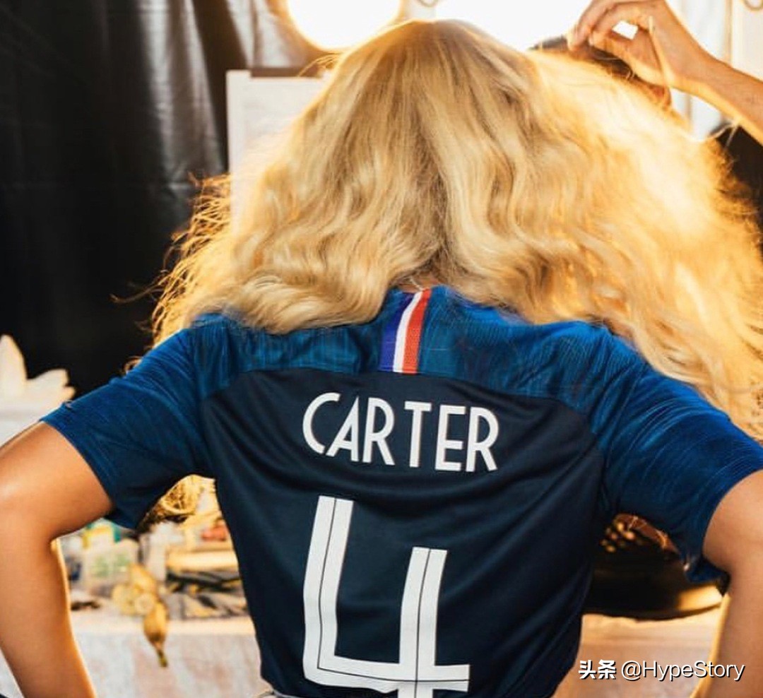 巨星蕾哈娜低调现身世界杯,蕾哈娜舞台服饰