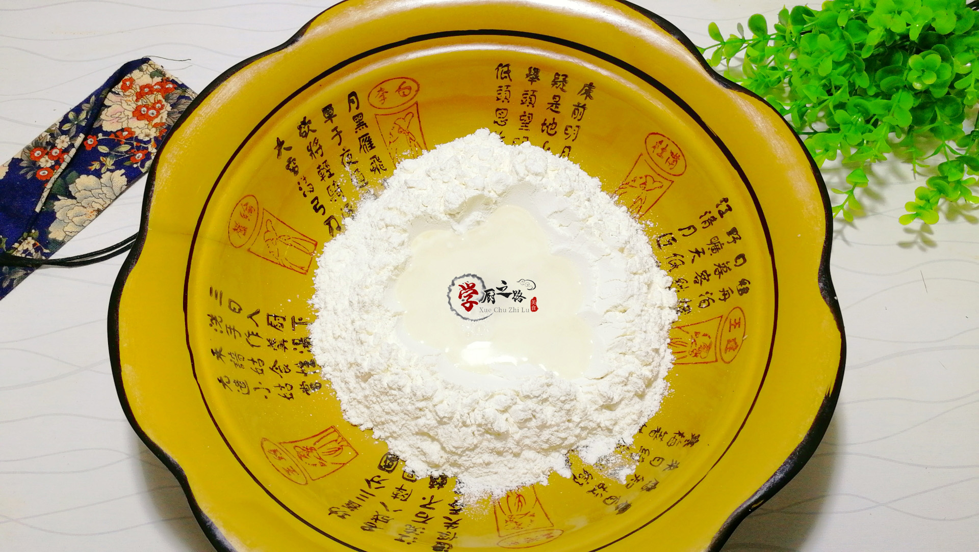 凉皮开裂沾箩不劲道？看60岁凉皮摊主如何操作，丝滑劲道一揭就掉