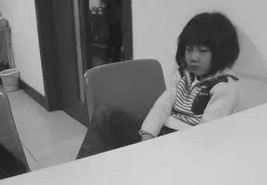 六岁女儿跪地痛哭,7岁女孩跪地哭诉