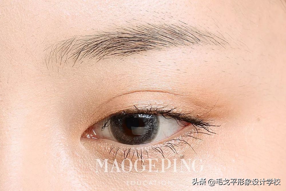 圆脸女生怎样化妆才能显得好看,圆脸怎么化妆显脸小淡妆