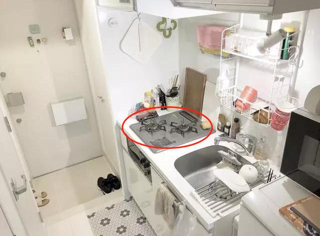 绝了！朋友家橱柜只有手臂那么长，灶具竟然斜着装