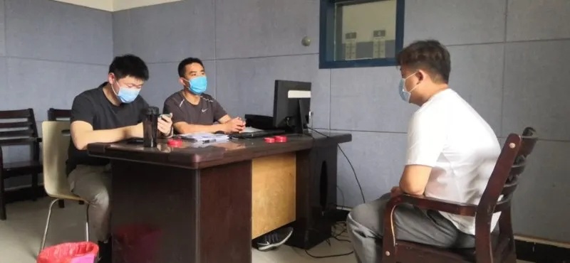 警方当场抓获网络诈骗团伙,警方抓获网络诈骗团伙