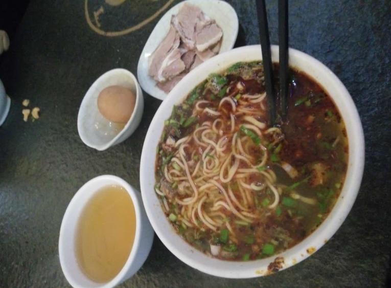 真正好吃的饭店绝不开分店，面随汤走，美味不可复制的兰州牛肉面