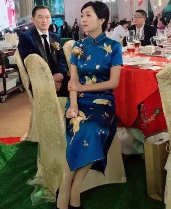 “最美旗袍妈妈”火了,好好保养吧,别到时输给亲家母!