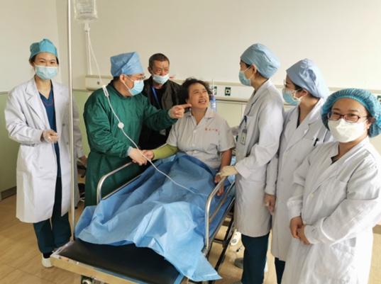 女子莫名咳嗽两年多结石竟长在支气管上哈医大一院群力院区多学科协作开展全麻下电子支气管镜取石