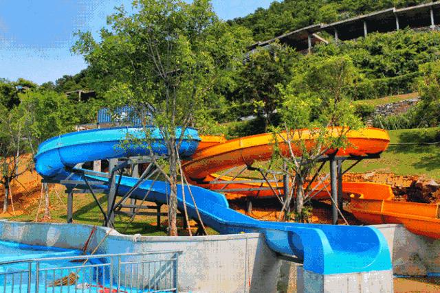 很美的天然溶洞温泉,清澈见底的自然岩洞温泉