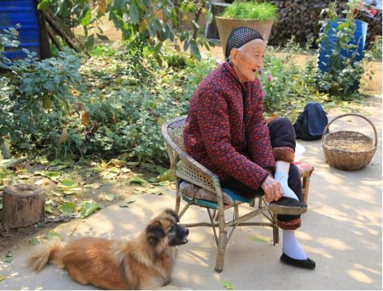 6岁为“美”被迫缠脚:三寸小脚走到百岁,看这位奶奶活成啥样子