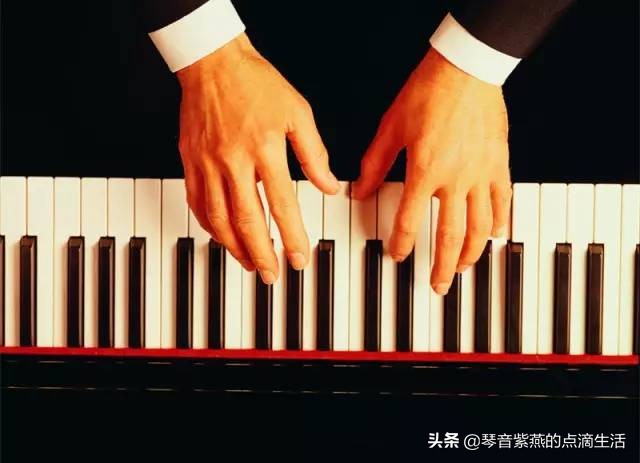 自学弹钢琴能学到什么程度,成人学琴买电子琴还是钢琴比较好