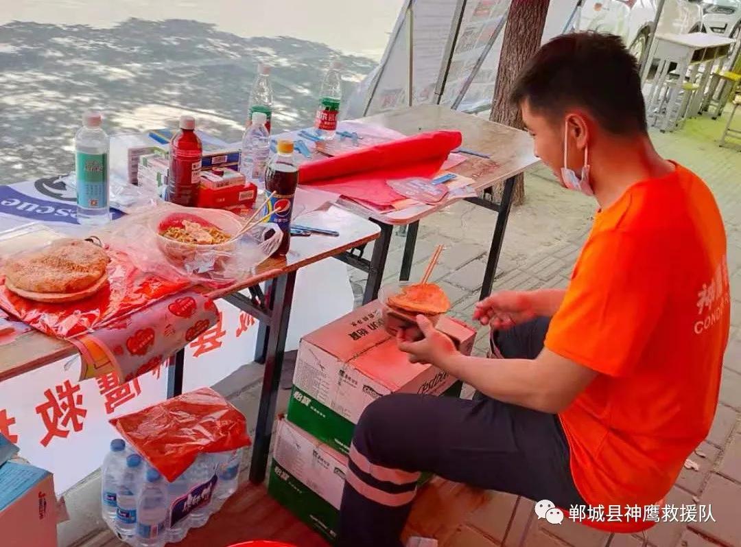 蓝天救援队助力高考 (应急救援队为高考生保驾护航)