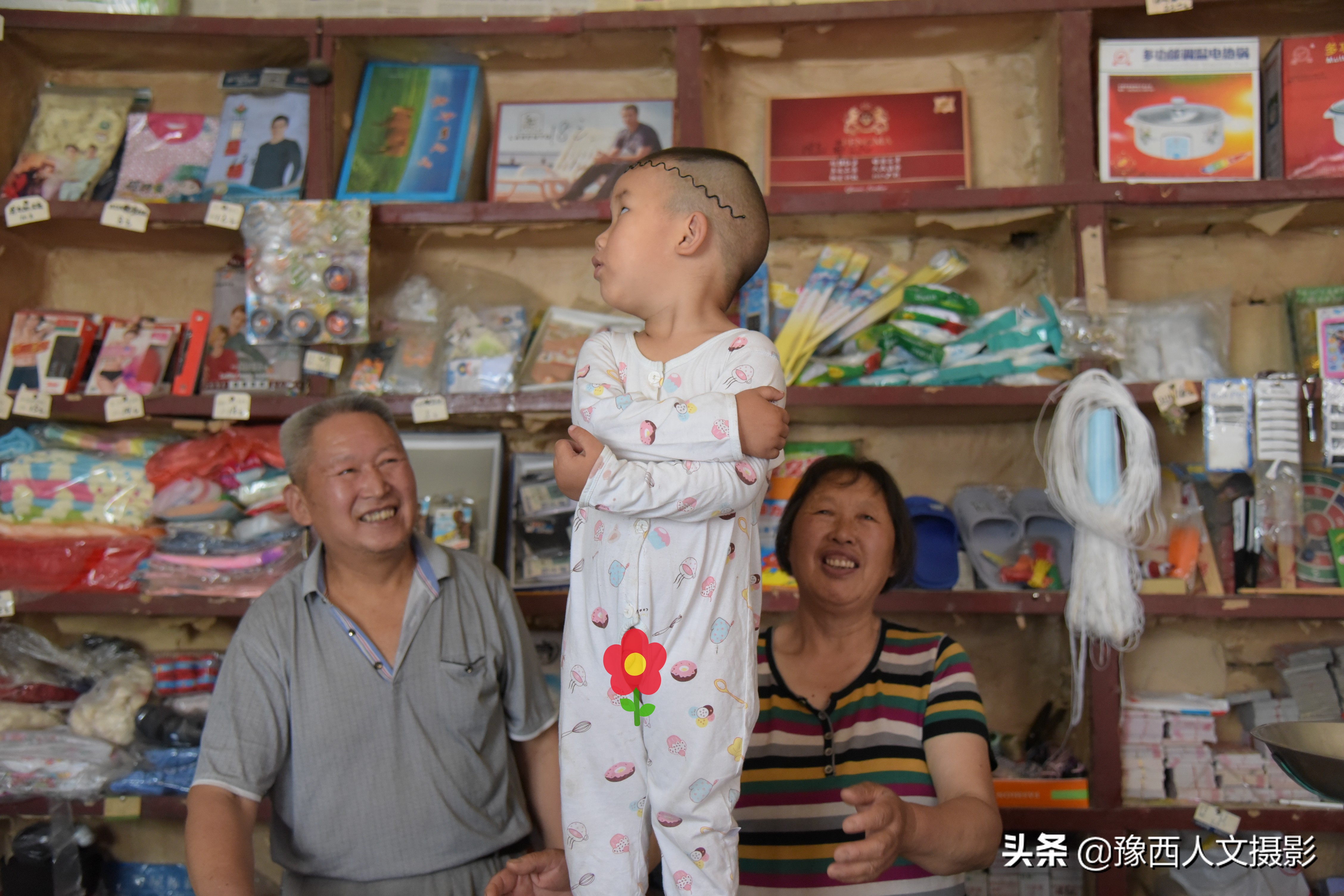 河南大叔供销社里卖货55年,一担两筐走遍全乡,商店模样70年没改