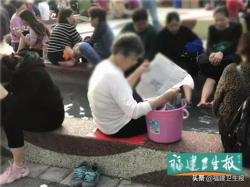 壮观!福州上百市民在公园集体泡脚!传染科和皮肤科医生看不下去了……