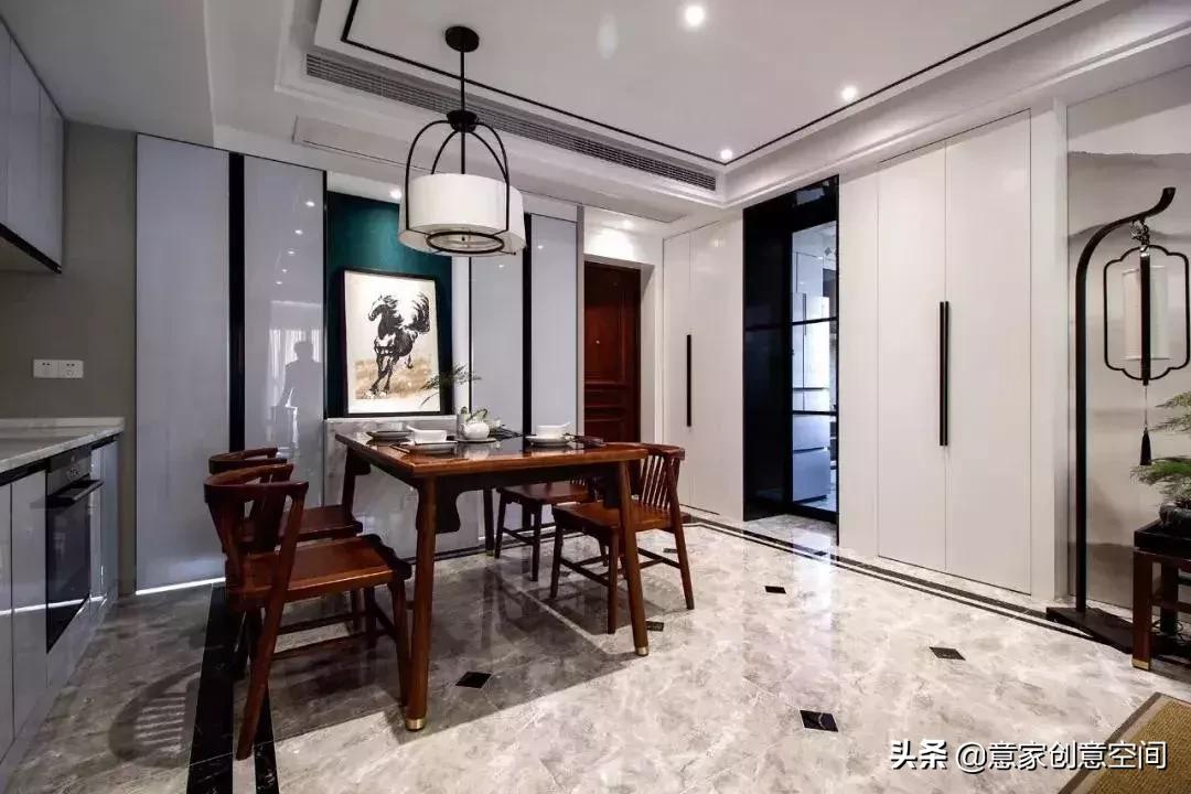 电视墙挖个洞，电视柜就不用买了，这套新中式三居室太好看了！