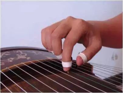 同样的曲子指法会不一样吗,每次弹古筝指法都一样么