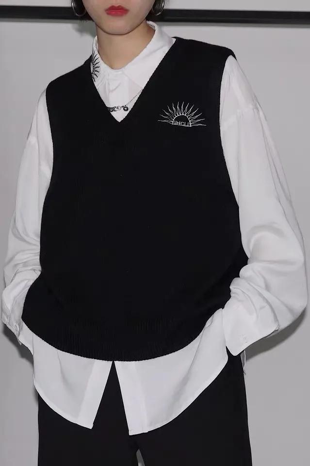 牛仔衬衫叠穿哪种款式和颜色适合,灰色衬衫怎么搭配出高级感叠穿