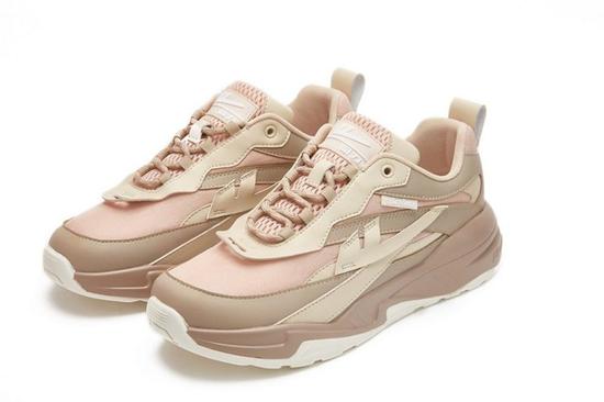 潮得都快不认识了，这还是回力吗？