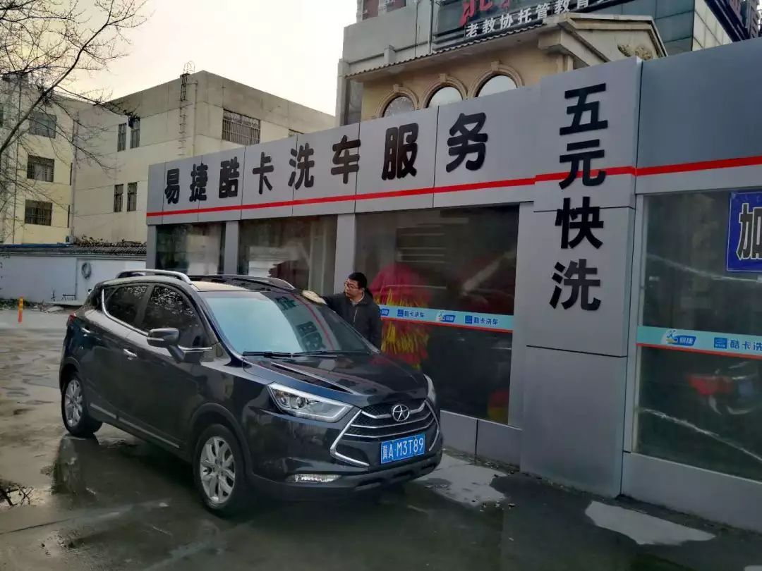 本想加个油,一不小心还蹭了个网红洗车