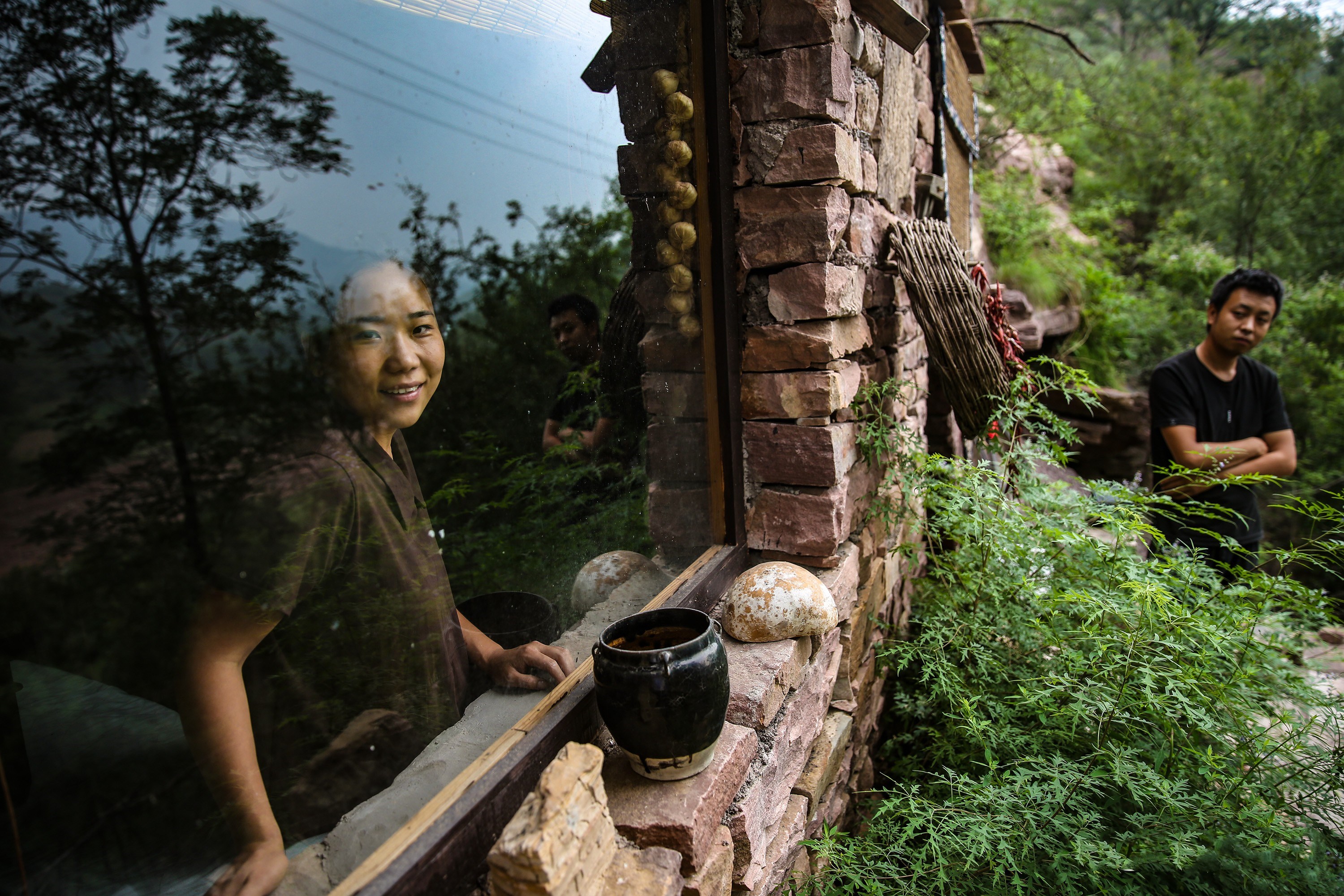 住崖穴、拍视频、卖山货,井陉网红小夫妻做起了“山大王”