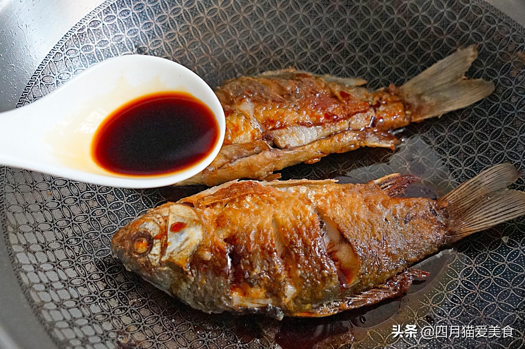 炖鲫鱼倒什么料,炖鲫鱼想放绿豆芽