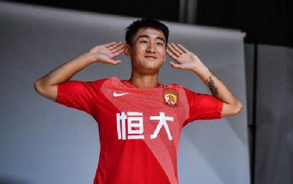 2年轻中国国脚亚冠暴露真实水平，1个过人过不去，1个单刀打不进