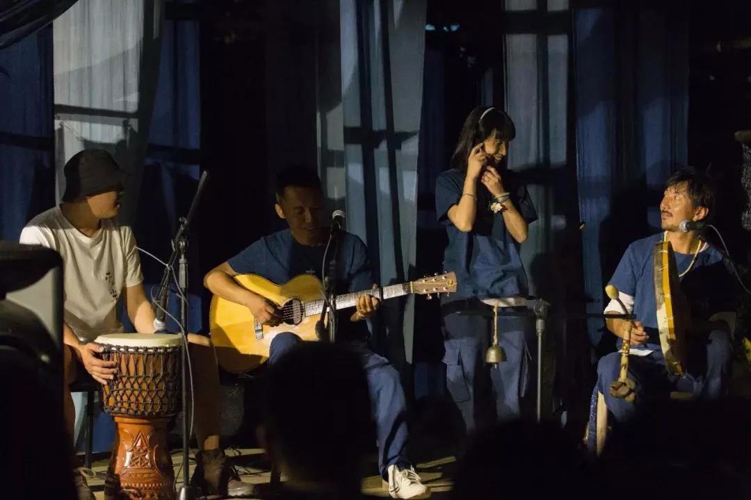 租下城郊200㎡小院,和陌生人一起生活5年:唱歌、染布、盖树屋