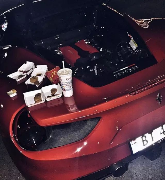 你以为开超跑的样子,你以为开跑车的都是富豪吗