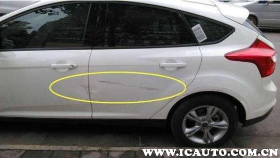 白色车被刮蹭漆怎么办,白色汽车剐蹭出现暗黑色划痕