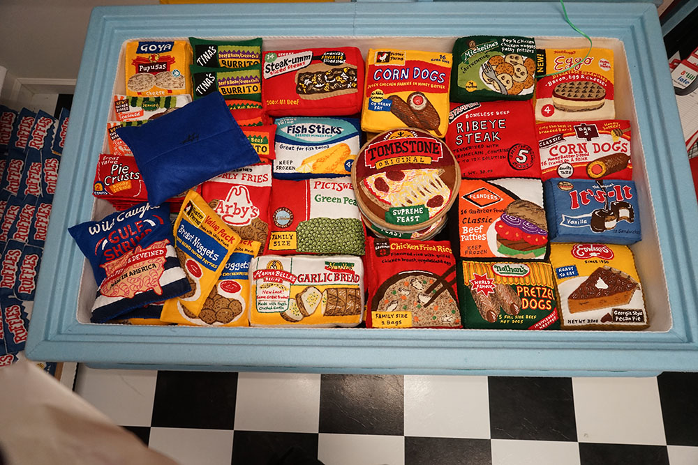 她开了间奇怪的店,货品琳琅满目,却一件也买不了