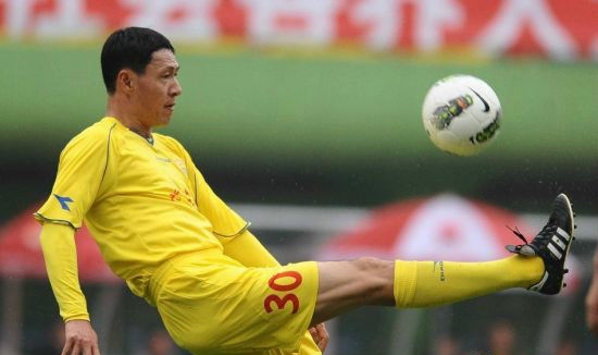 他是甲A元年足球先生，后卫改打前锋，因拒绝踢假球愤然退役