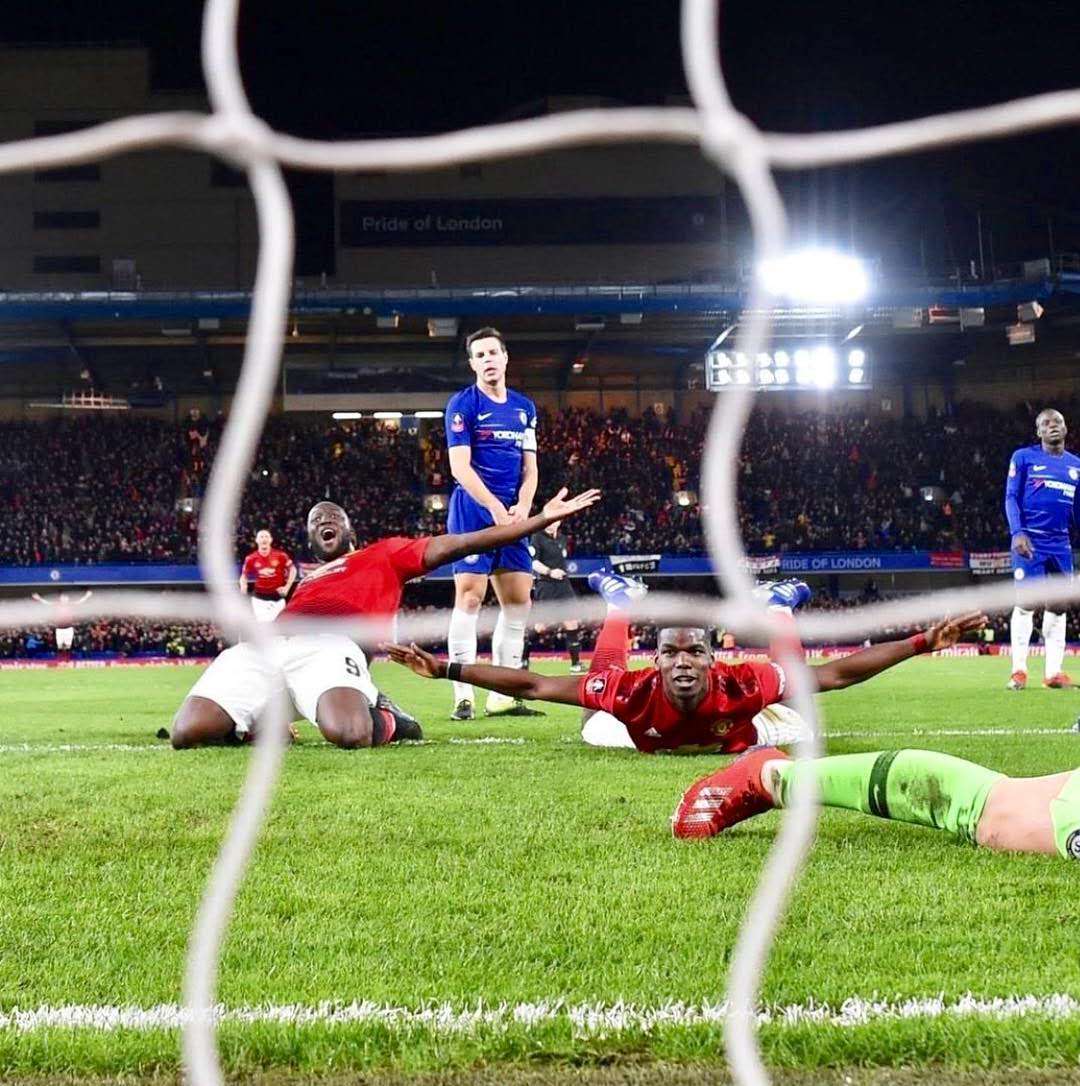 踢嗨了！博格巴进球庆祝一条龙致敬伊布，身后卢卡库的表情亮了