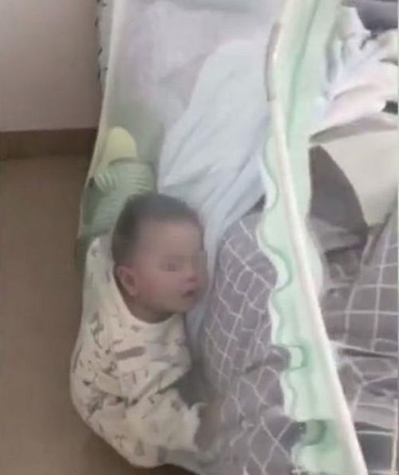 奶爸独自带娃不同表现,奶爸带娃累的倒头就睡