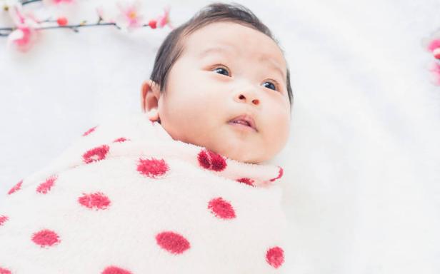 烧到38.8没有吃药温度就降到37.3,孩子高烧38.7度需要盖被子吗