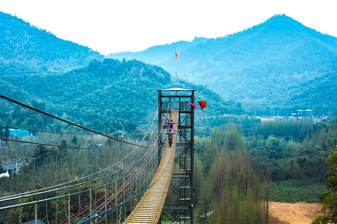 莫干山原木风绿野仙踪花园民宿,莫干山桃坡探险乐园绿野仙踪