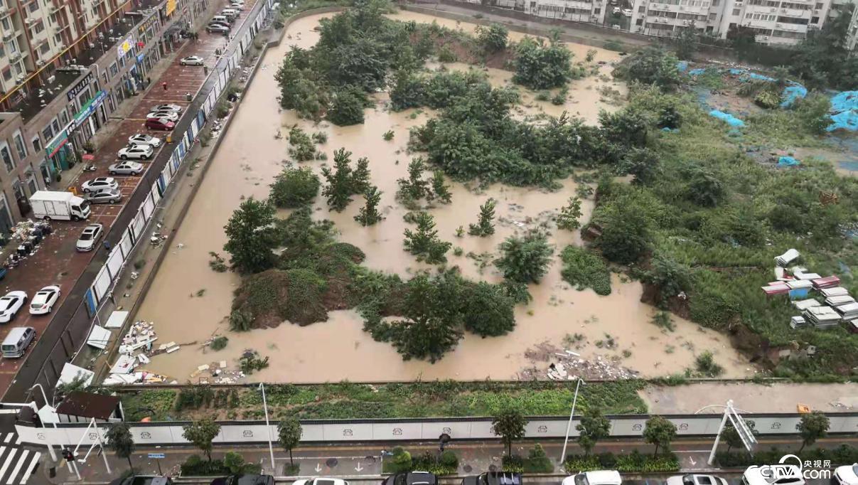 郑州遭遇特大暴雨冲走人视频,郑州曾被暴雨击中的24小时
