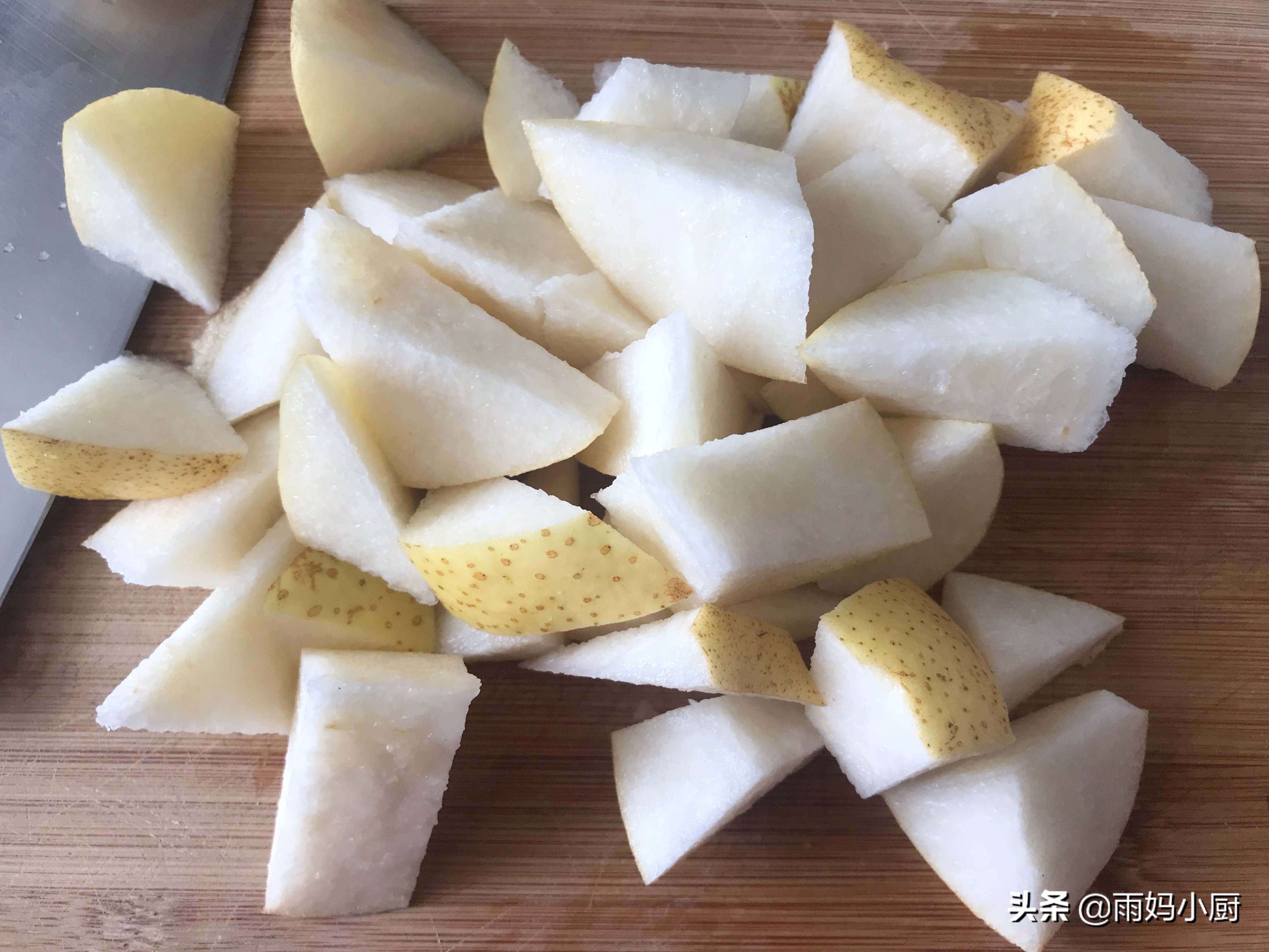白糖雪梨的正确做法润肺止咳,用雪梨和冰糖做棒棒糖