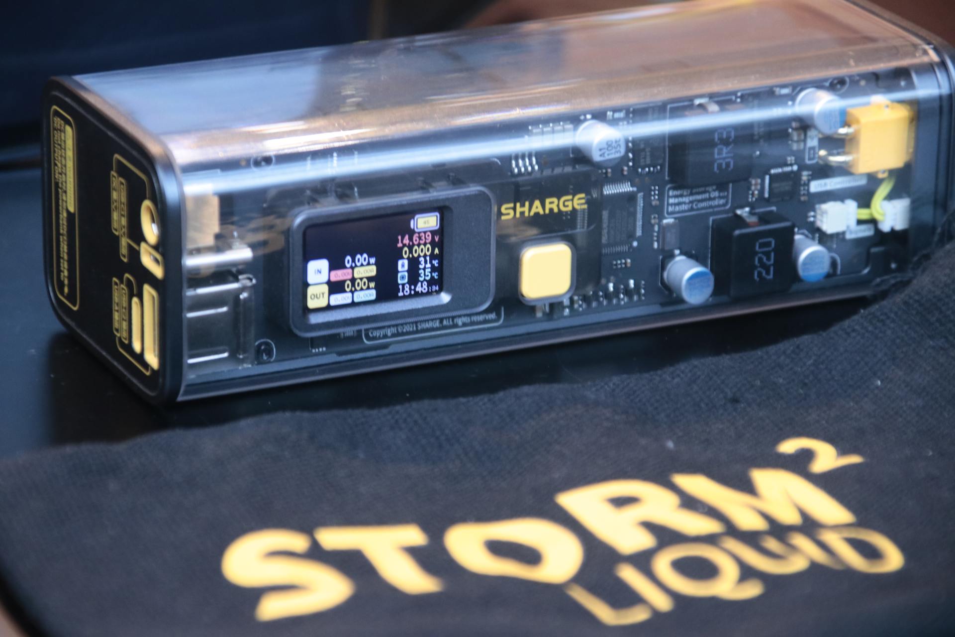 除了超高颜值，闪极卖千元的勇气是什么？一枝独秀