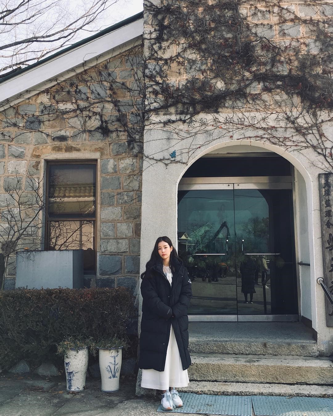 韩国小姐姐日常穿搭太有个性了！镂空长裙+黑夹克背心展现野性美