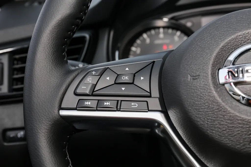 奇骏方向盘上电话按键怎么用,奇骏方向盘左下角按键是干什么的