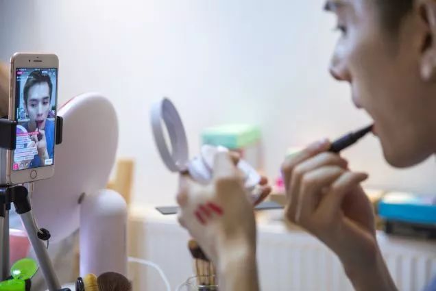 导购年入百万,李佳琦从月薪3000到年入千万