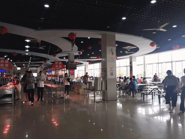 我们汉口学院的同学们是大花岭镇上“最孤独”的人