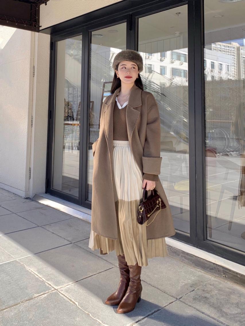 大衣裙子冬天绝配,大衣配什么裙子冬天穿好看
