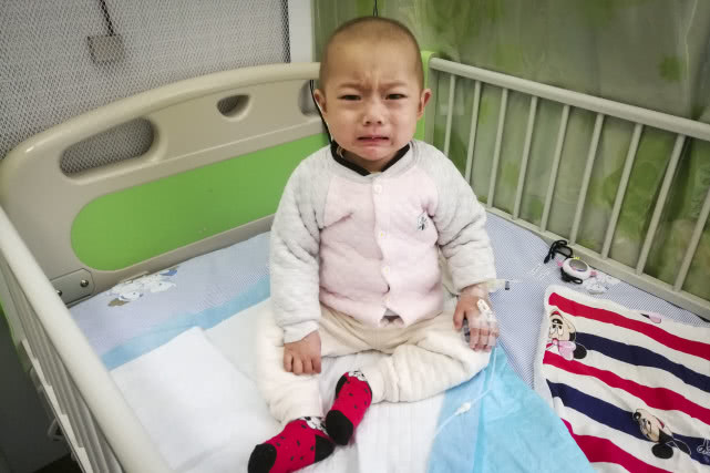 一岁萌娃拒绝妈妈喂饭要自己吃,萌宝患重症拒绝吃奶