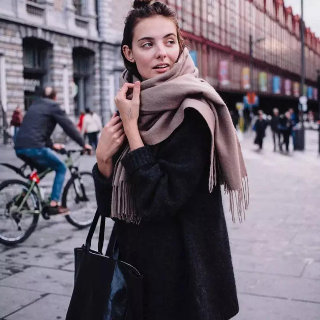 围巾怎么挑选适合自己的,买围巾又好看又简单