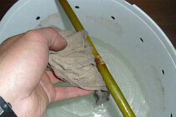 用竹子做鱼竿去小河钓鱼,日本自制竹子鱼竿过程视频