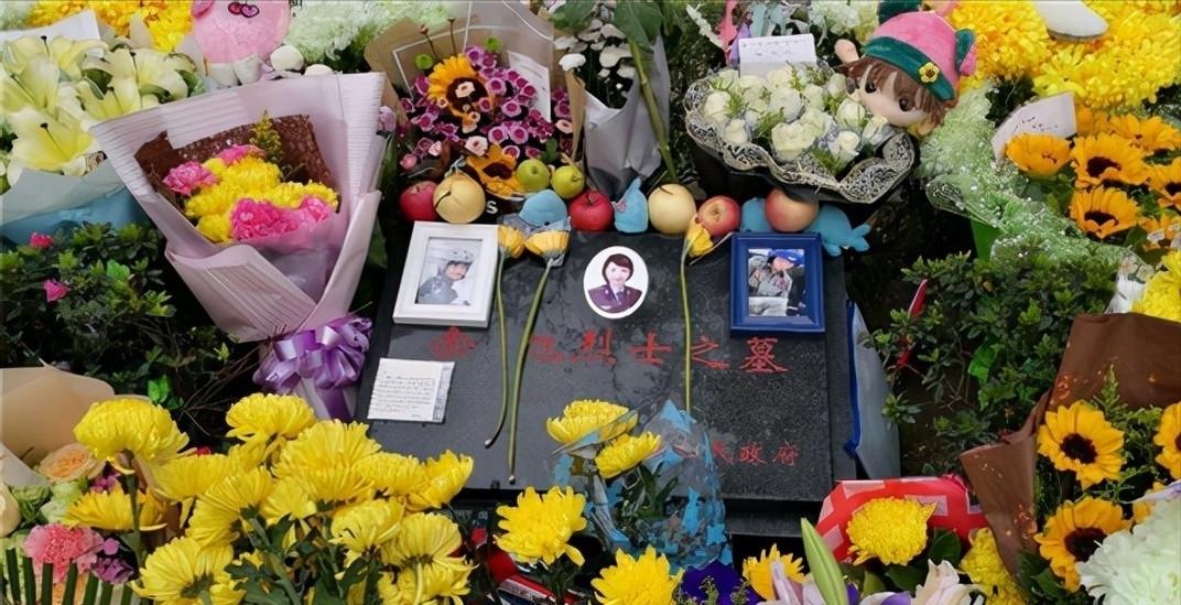 金孔雀余旭的最后一程：36万群众手捧菊花送别，墓前4架飞机模型