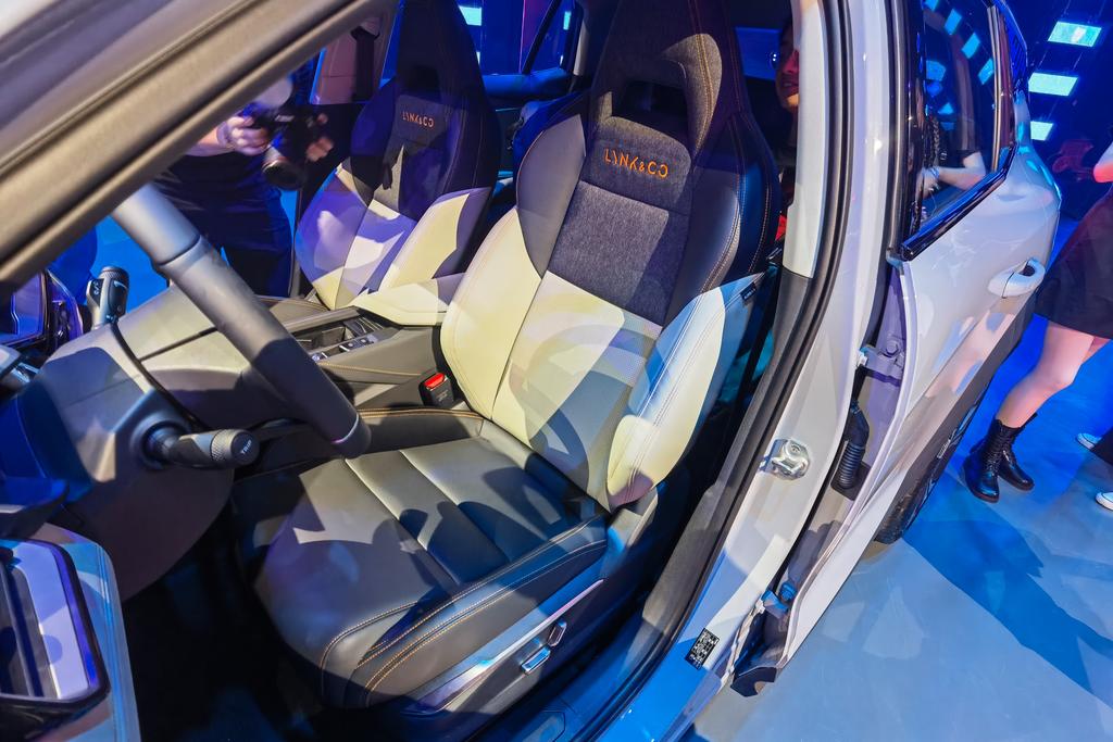 底盘漆和底盘装甲有什么区别,汽车底盘装甲漆什么材质比较好