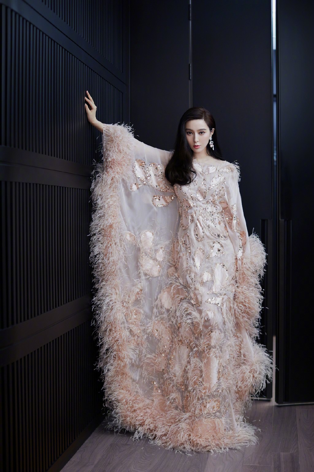 范冰冰穿深蓝牛仔裤 (范冰冰身穿牛仔裤)