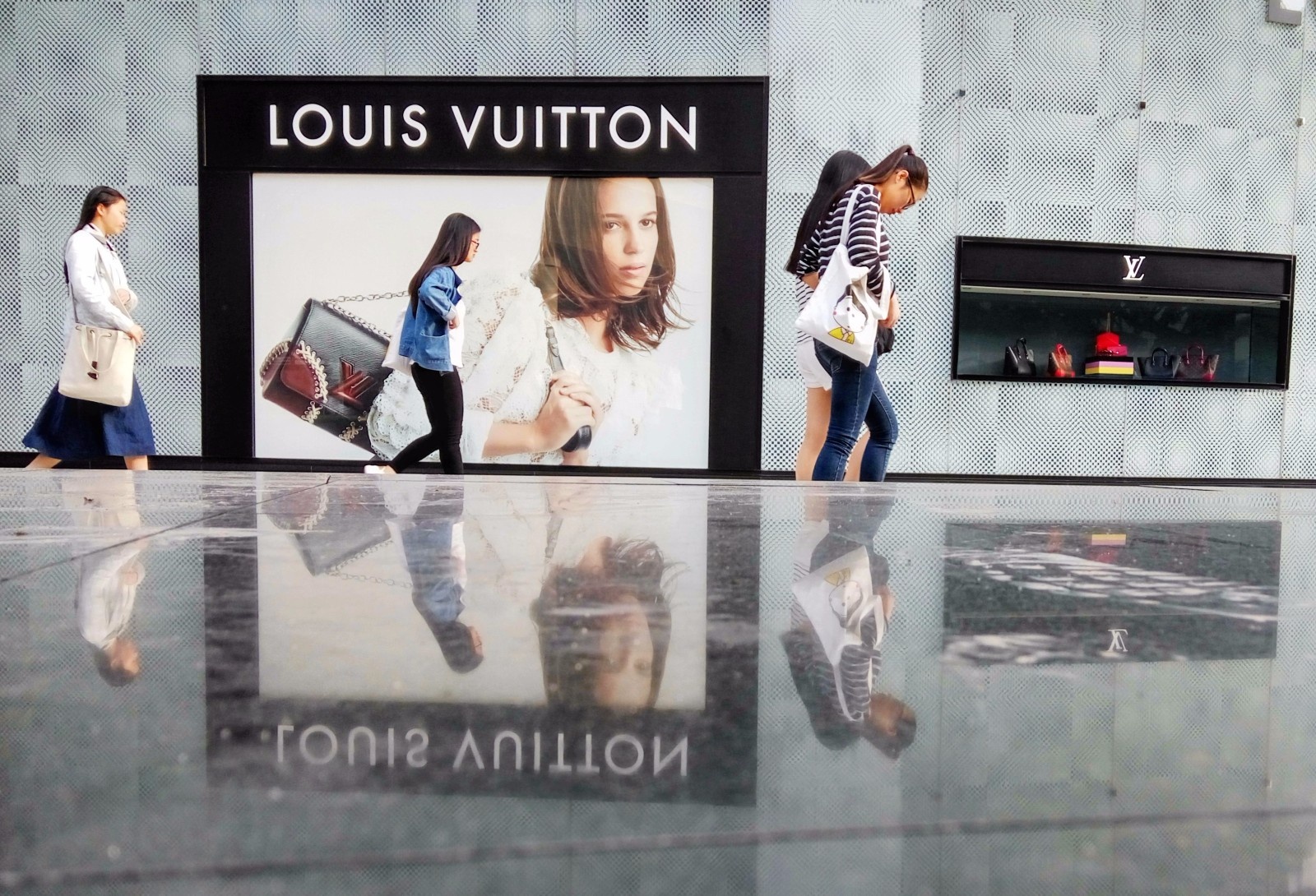 lv包袋掉色怎么办,lv新款包袋不变色了吗